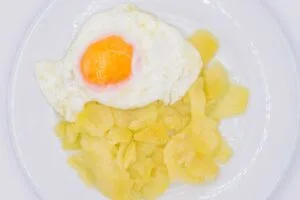 Plato Combinado Con Huevo (Lomo, Pechuga, Panceta O Jamón)
