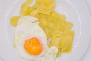 Huevo Con Patatas Al Montón